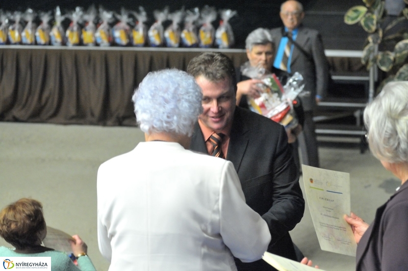 Ajándék nyugdíjasoknak - fotó Szarka Lajos