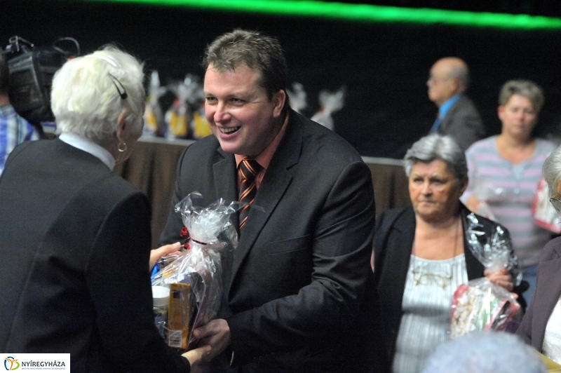 Ajándék nyugdíjasoknak - fotó Szarka Lajos