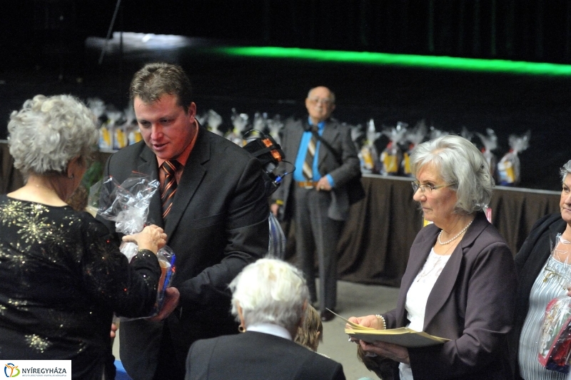 Ajándék nyugdíjasoknak - fotó Szarka Lajos