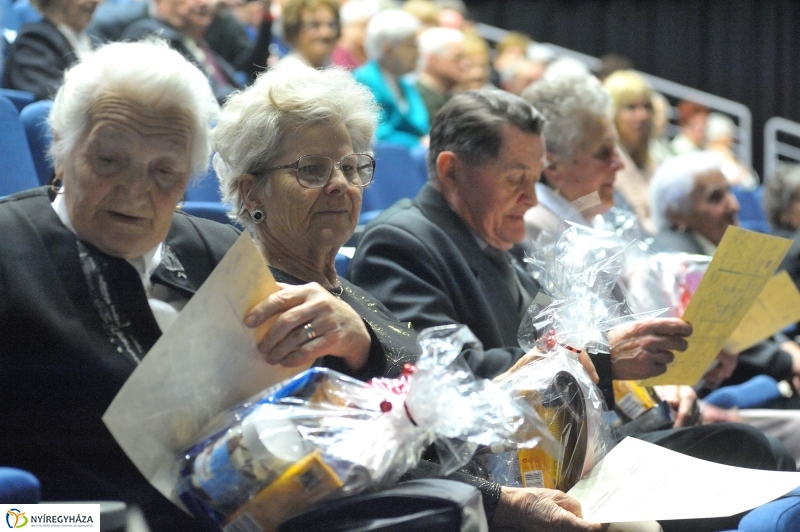 Ajándék nyugdíjasoknak - fotó Szarka Lajos