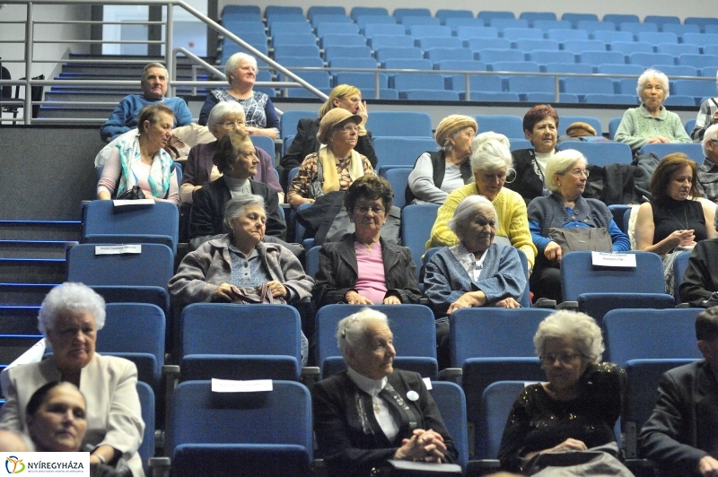 Ajándék nyugdíjasoknak - fotó Szarka Lajos
