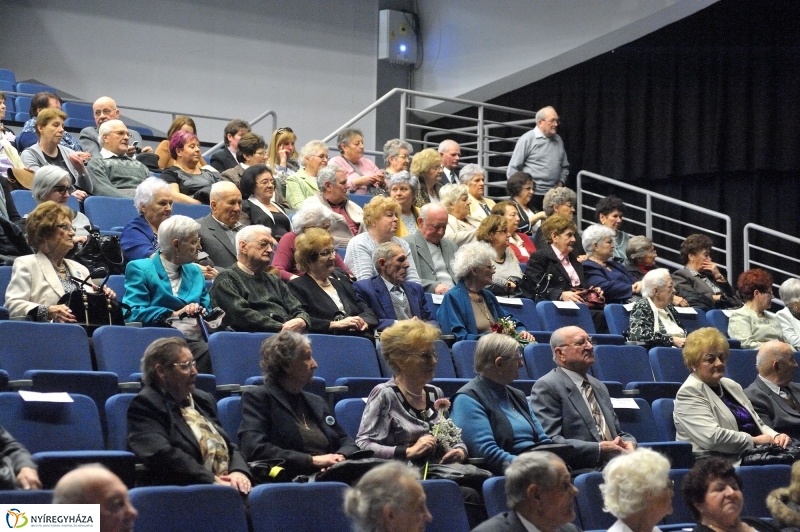 Ajándék nyugdíjasoknak - fotó Szarka Lajos