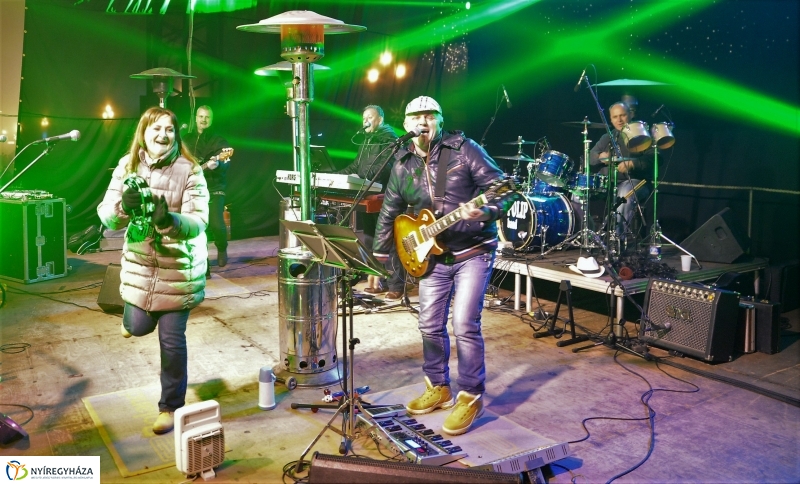 Szilveszteri utcabál a Kossuth téren