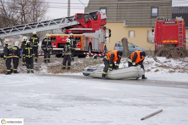 Jégről mentés a Bujtoson - fotó Szarka Lajos