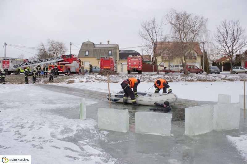 Jégről mentés a Bujtoson - fotó Szarka Lajos