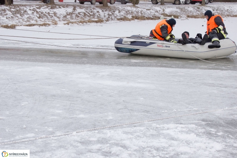 Jégről mentés a Bujtoson - fotó Szarka Lajos