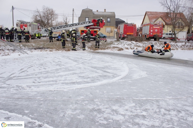 Jégről mentés a Bujtoson - fotó Szarka Lajos