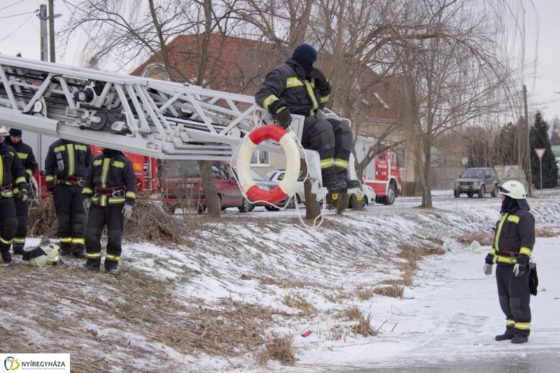 Jégről mentés a Bujtoson - fotó Szarka Lajos