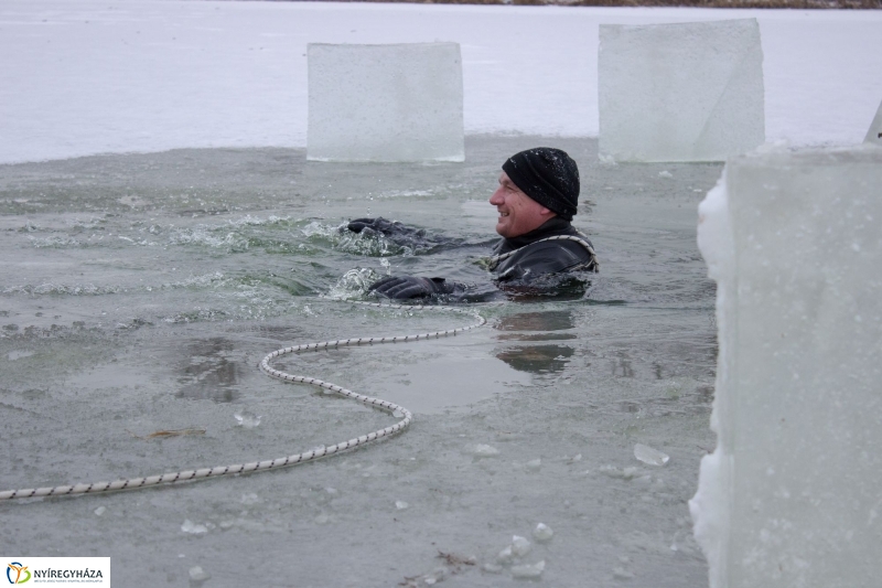 Jégről mentés a Bujtoson - fotó Szarka Lajos