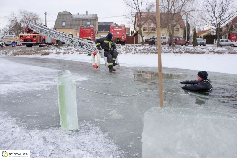 Jégről mentés a Bujtoson - fotó Szarka Lajos