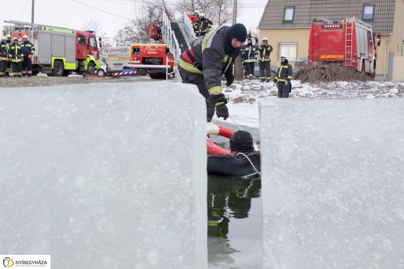 Jégről mentés a Bujtoson - fotó Szarka Lajos