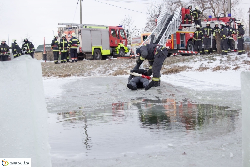 Jégről mentés a Bujtoson - fotó Szarka Lajos