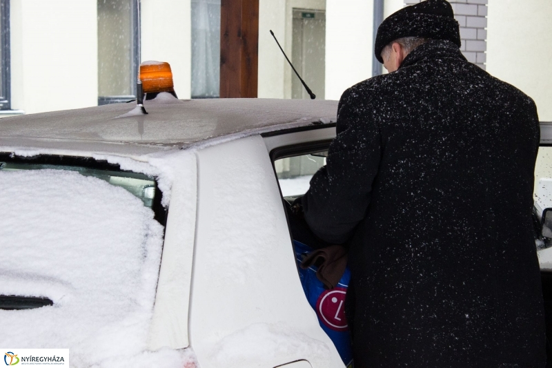 Ruhaadomány rászorulóknak - fotó Szarka Lajos