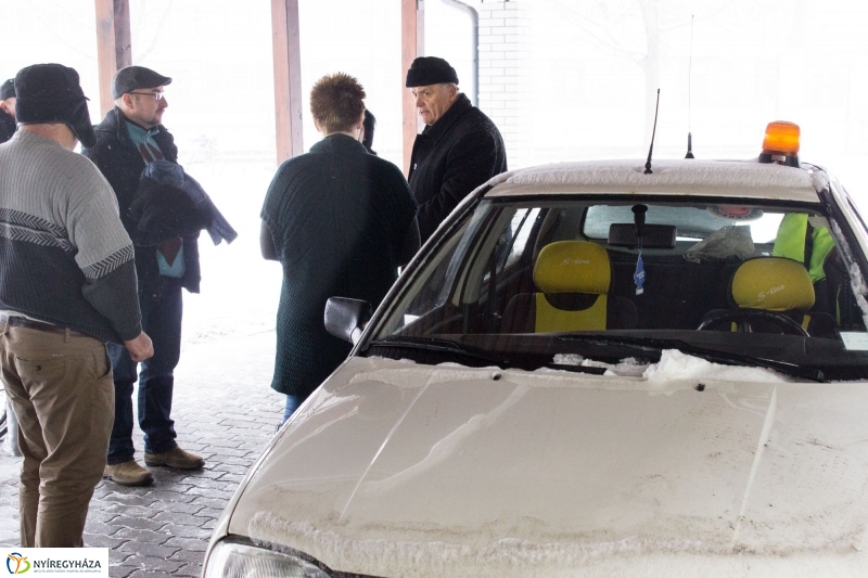 Ruhaadomány rászorulóknak - fotó Szarka Lajos