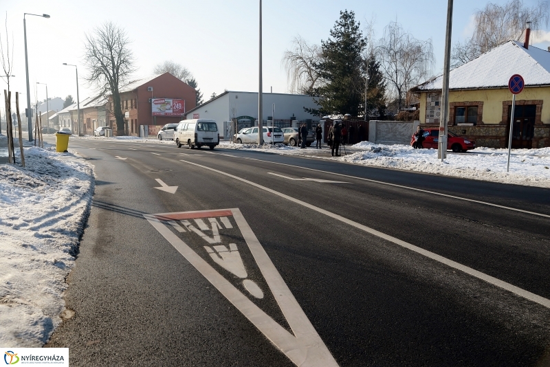 Szalagátvágás a Kígyó utcán