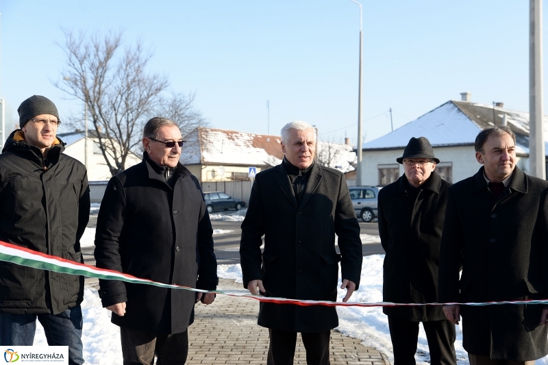 Szalagátvágás a Kígyó utcán