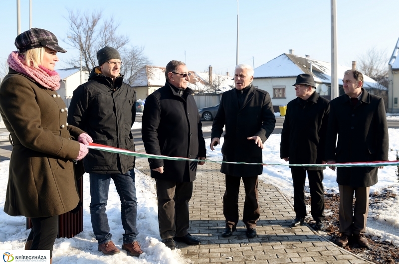 Szalagátvágás a Kígyó utcán