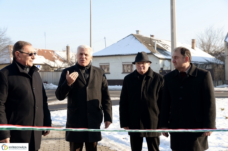 Szalagátvágás a Kígyó utcán