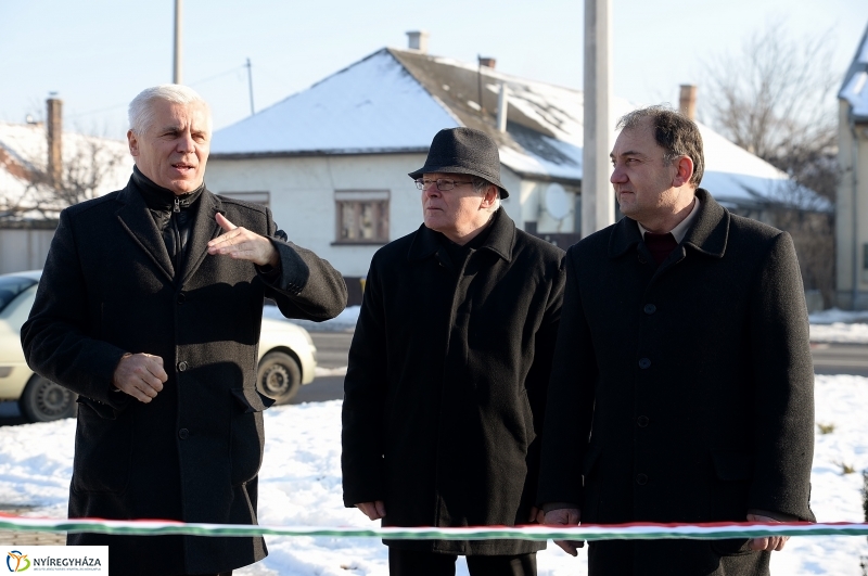 Szalagátvágás a Kígyó utcán