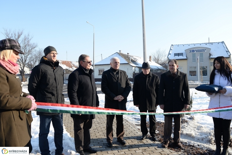 Szalagátvágás a Kígyó utcán