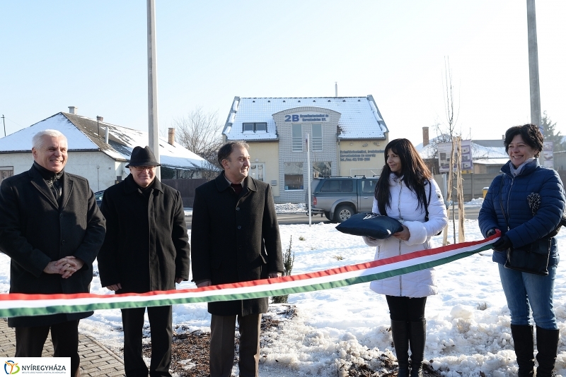 Szalagátvágás a Kígyó utcán