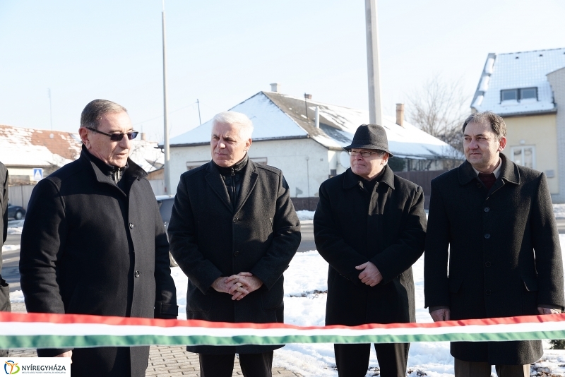 Szalagátvágás a Kígyó utcán