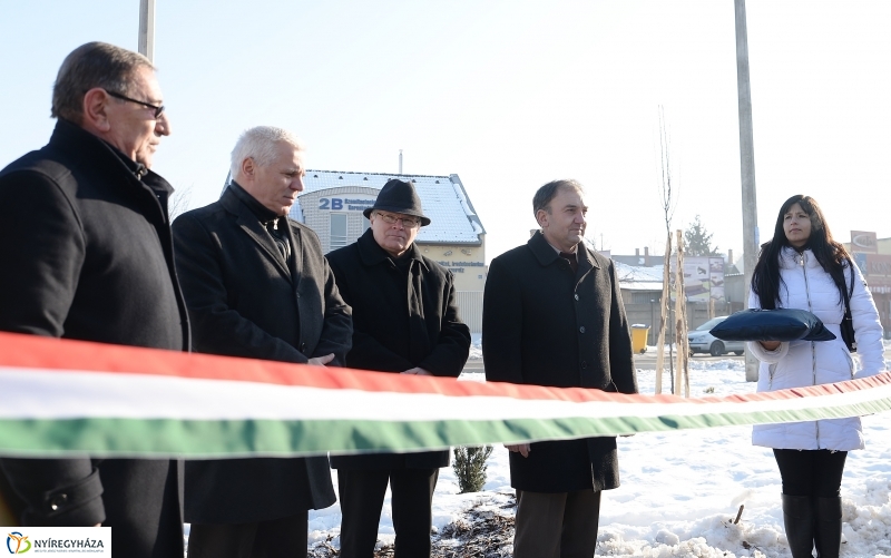 Szalagátvágás a Kígyó utcán