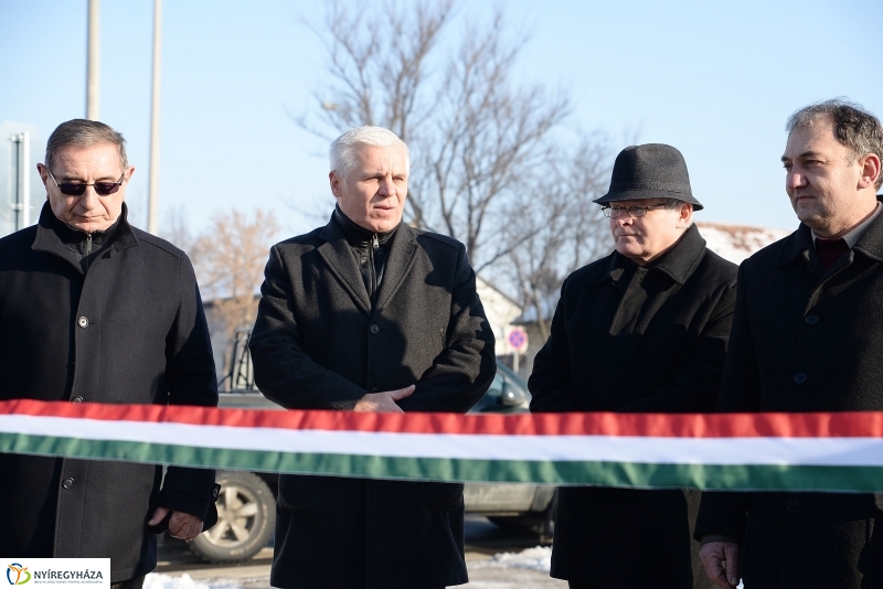 Szalagátvágás a Kígyó utcán