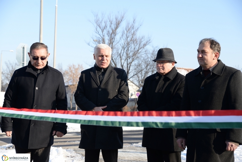 Szalagátvágás a Kígyó utcán