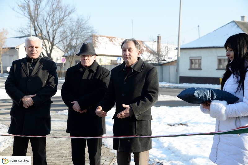 Szalagátvágás a Kígyó utcán