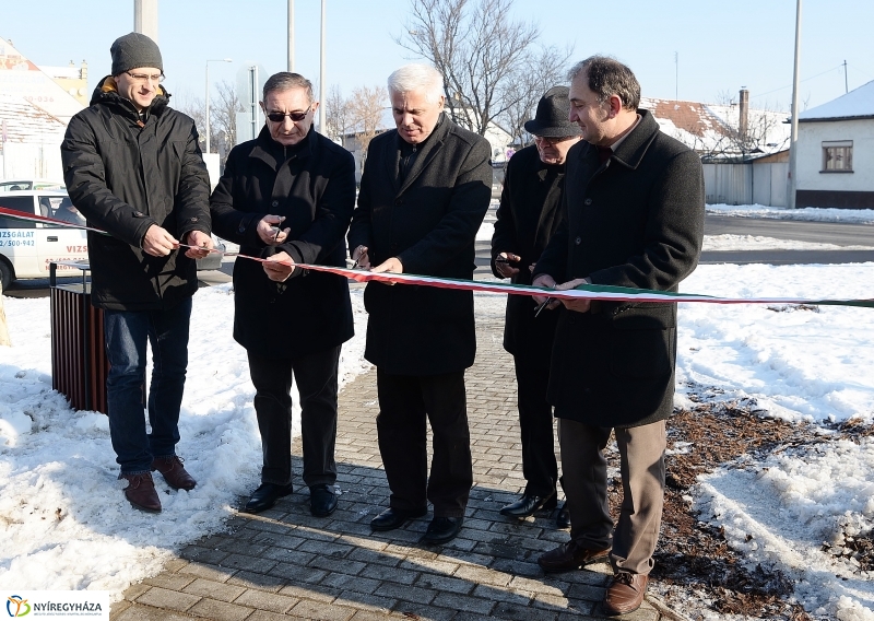 Szalagátvágás a Kígyó utcán