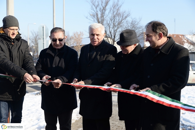 Szalagátvágás a Kígyó utcán