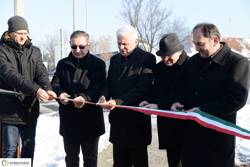 Szalagátvágás a Kígyó utcán