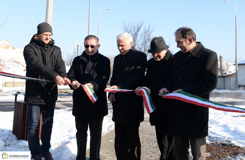 Szalagátvágás a Kígyó utcán