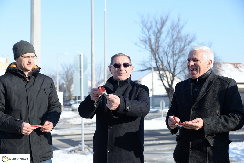 Szalagátvágás a Kígyó utcán