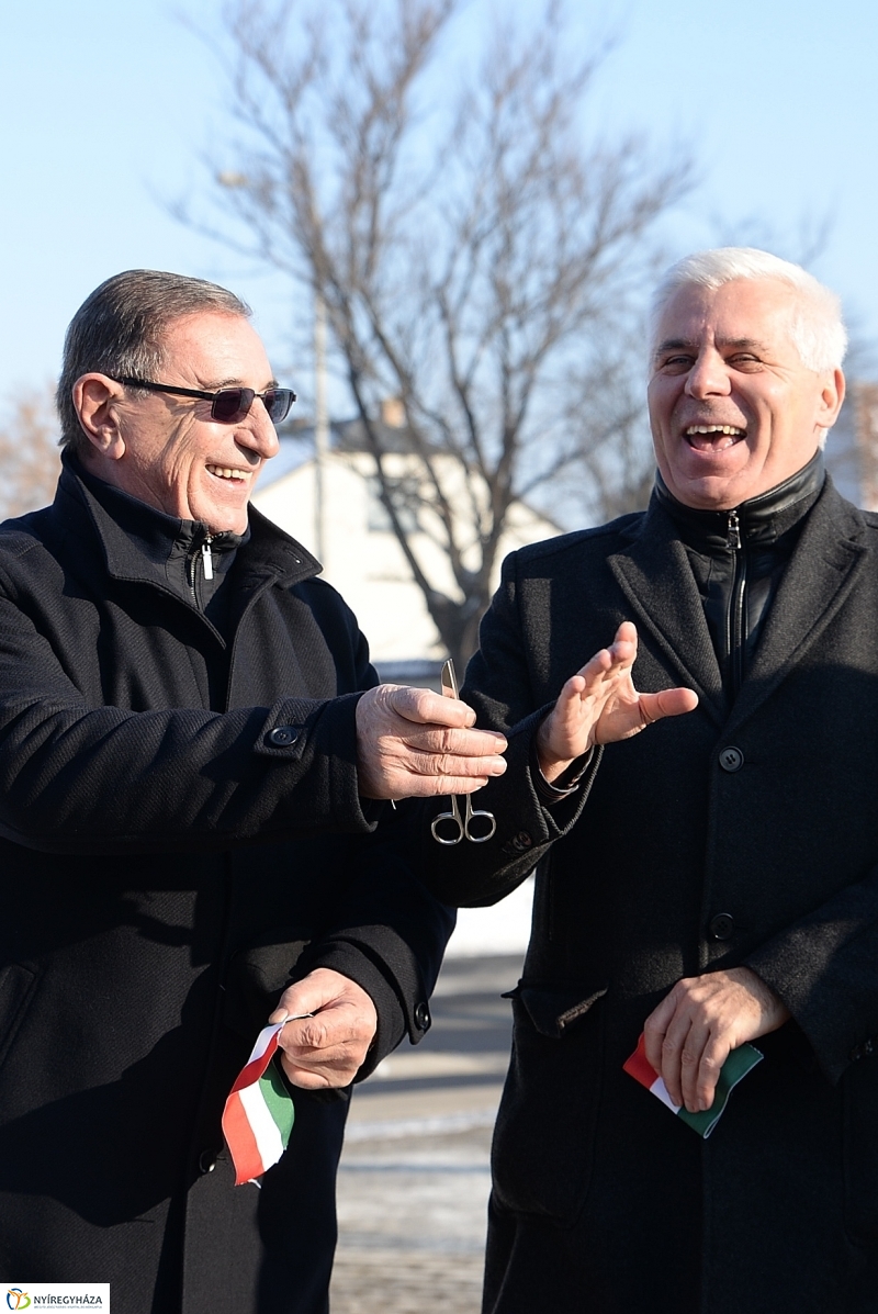 Szalagátvágás a Kígyó utcán