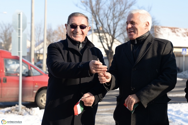 Szalagátvágás a Kígyó utcán