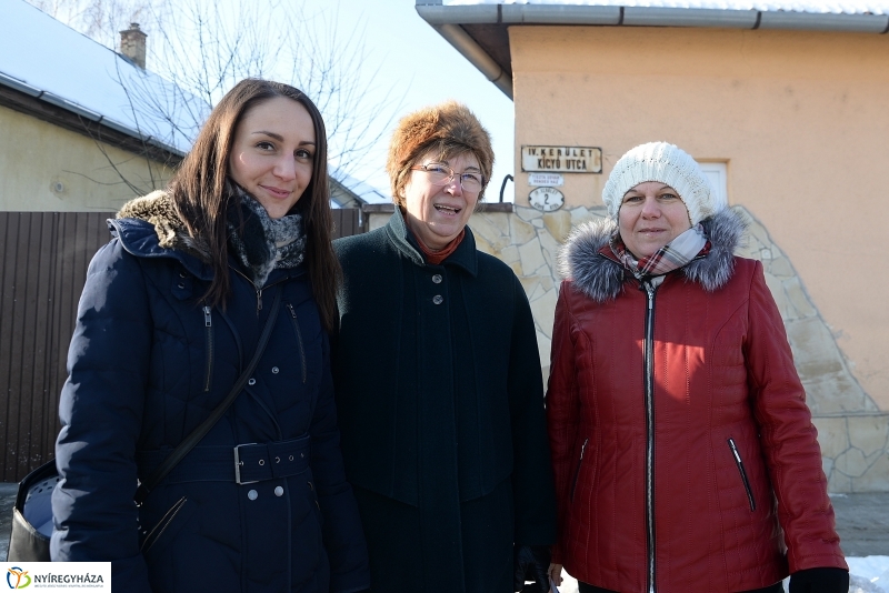 Szalagátvágás a Kígyó utcán