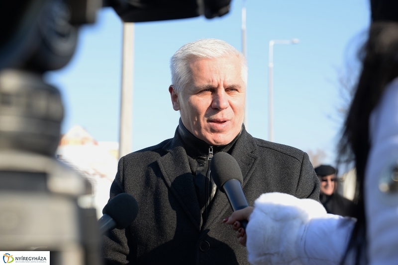 Szalagátvágás a Kígyó utcán