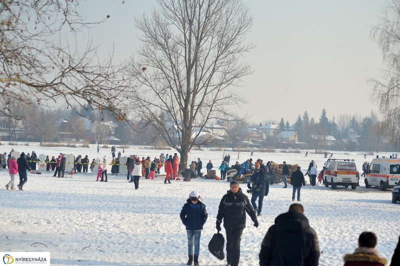 Szobrászok a Tófürdőn - fotó Szarka Lajos