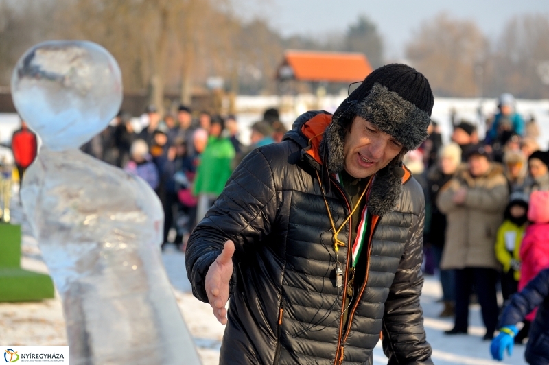 Szobrászok a Tófürdőn - fotó Szarka Lajos