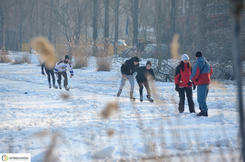 Korcsolyák  a Tófürdőn - fotó Szarka Lajos