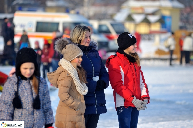 Korcsolyák  a Tófürdőn - fotó Szarka Lajos