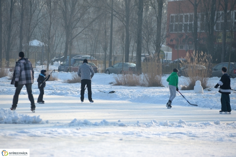 Korcsolyák  a Tófürdőn - fotó Szarka Lajos