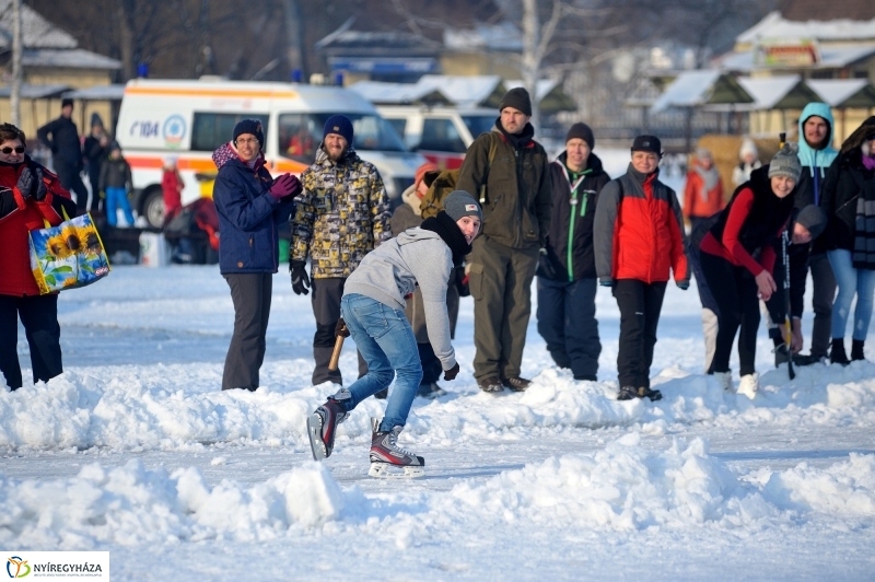 Korcsolyák  a Tófürdőn - fotó Szarka Lajos