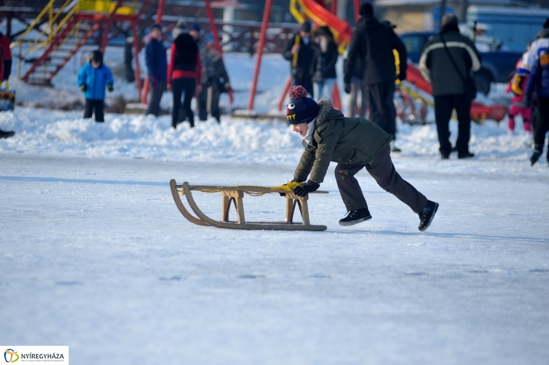Korcsolyák  a Tófürdőn - fotó Szarka Lajos