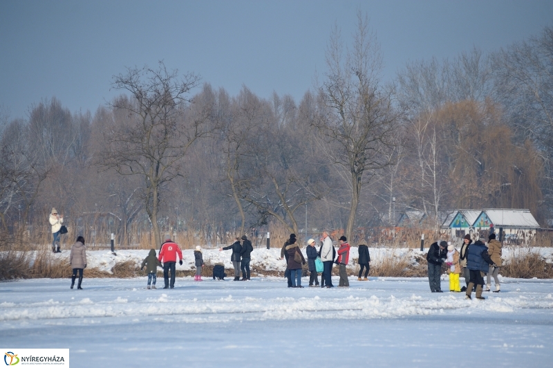 Korcsolyák  a Tófürdőn - fotó Szarka Lajos