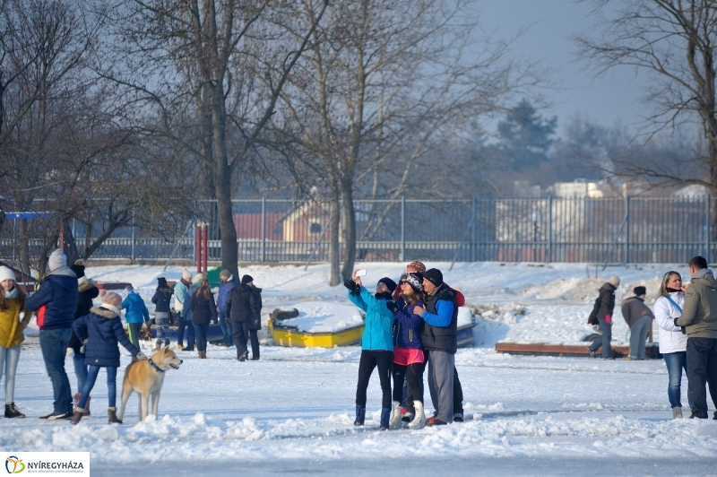 Korcsolyák  a Tófürdőn - fotó Szarka Lajos