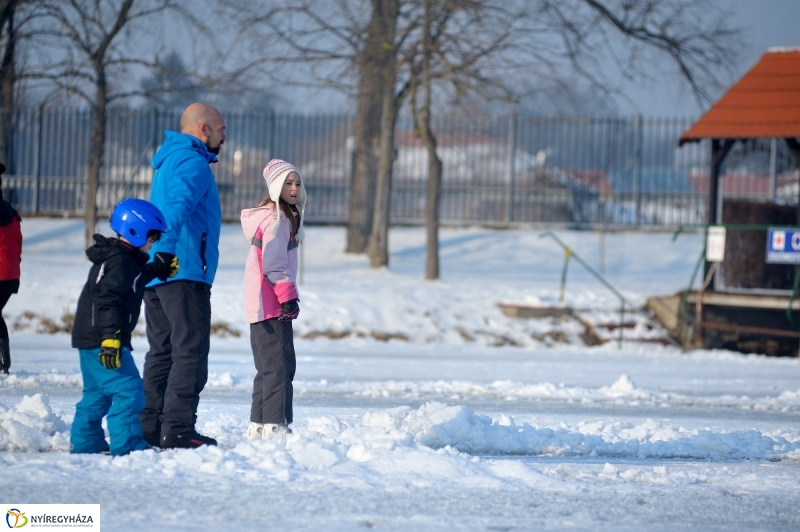 Korcsolyák  a Tófürdőn - fotó Szarka Lajos