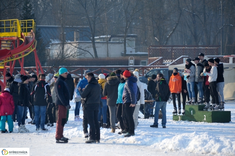 Korcsolyák  a Tófürdőn - fotó Szarka Lajos